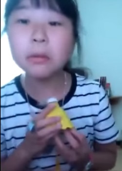 Cô gái khoe chiếc quạt điện giống hình quả cầu lông được mua từ Mỹ.