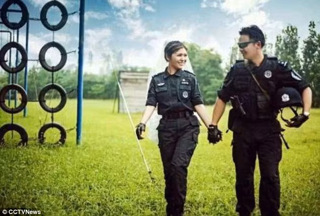 Yang Liu và nam đồng nghiệp Li Jisheng, thành viên của đội cảnh sát đặc nhiệm tỉnh Hà Nam ở Trung Quốc, đã được yêu cầu giả vờ yêu nhau để thực hiện một nhiệm vụ bí mật.