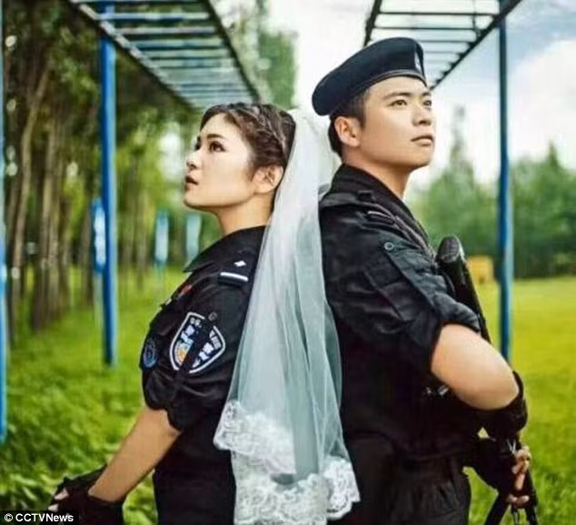 Nhưng trong quá trình thực hiện nhiệm vụ, hai người đã nảy sinh tình cảm với nhau.