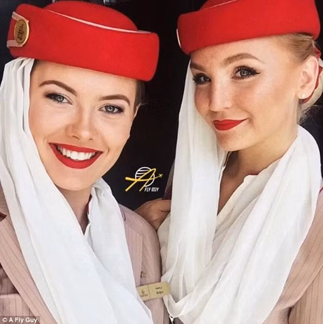 Vẻ đẹp cuốn hút mang phong cách Ả Rập của hai nữ tiếp viên thuộc hãng hàng không United Arab Emirates.