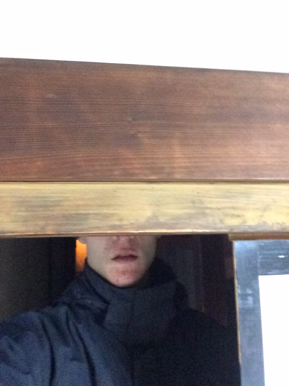 Cách duy nhất để chàng trai này ngắm cảnh bên ngoài qua cửa sổ là cúi thấp người.