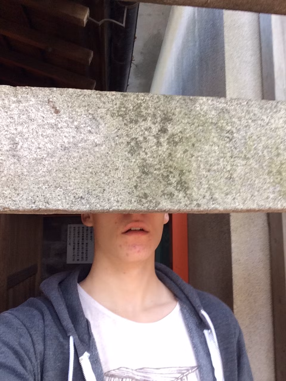 Anh chàng này có thể "dính đòn" khi gặp những chiếc cửa quá thấp.