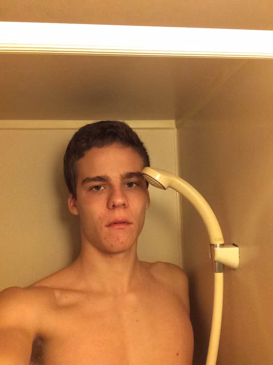 Chàng trai gặp rắc rối ngay cả trong phòng tắm khi chiếc vòi hoa sen chỉ cao tới mặt của cậu.