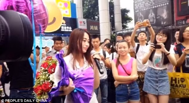 Cô gái đã nhận bó hoa của chàng trai, nhưng nói rằng cô chỉ coi chàng trai là một người bạn tốt.