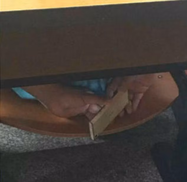 Cư dân mạng tỏ ra rất phẫn nộ với hành động không thể chấp nhận được của nam sinh viên. "Cậu đáng bị đuổi học", một thành viên trên mạng Weibo bức xúc, trong khi một cư dân mạng khác bình luận: "Tôi cảm thấy căm phẫn".