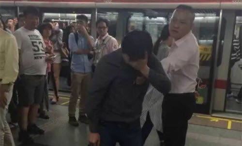 Trong khi đó, một kẻ biến thái khác đã bị lăng mạ và tát vào mặt sau khi bị bắt quả tang quay trộm "vùng kín" phụ nữ trên tàu điện ngầm ở ở Thượng Hải, Trung Quốc.