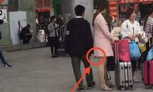 Một thanh niên khác cũng bị phát hiện cố tình đi sát chụp trộm quần lót của các cô gái mặc váy ngắn tại trạm xe buýt ở thành phố Hợp Phì, tỉnh An Huy, Trung Quốc.