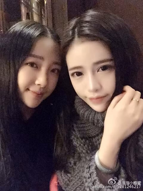 Đọ sắc cùng bạn bè.