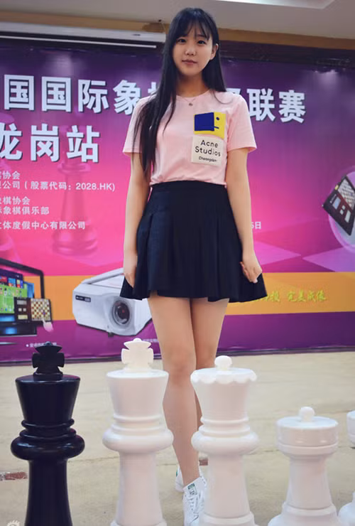 Nữ kỳ thủ 16 tuổi này sở hữu nước da trắng sáng, khuôn mặt thơ ngây và đặc biệt là chiều cao lý tưởng 1m76.