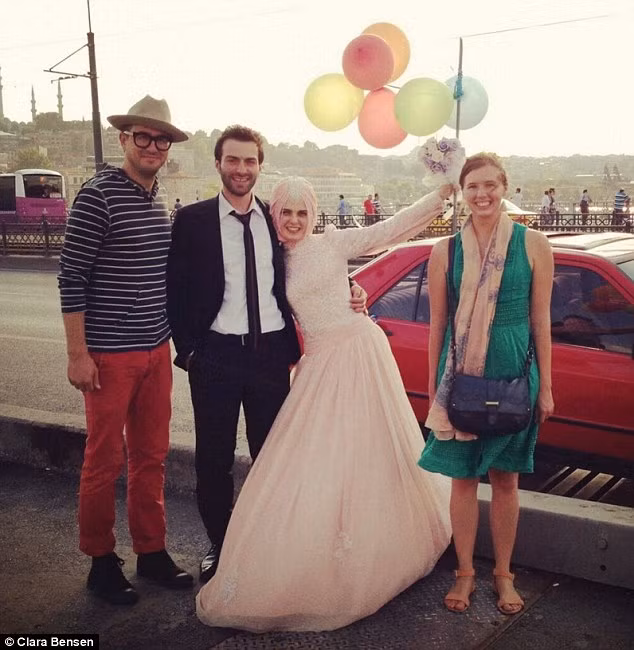 Jeff và Clara chụp ảnh với một cặp đôi vừa kết hôn ở Thổ Nhĩ Kỳ.