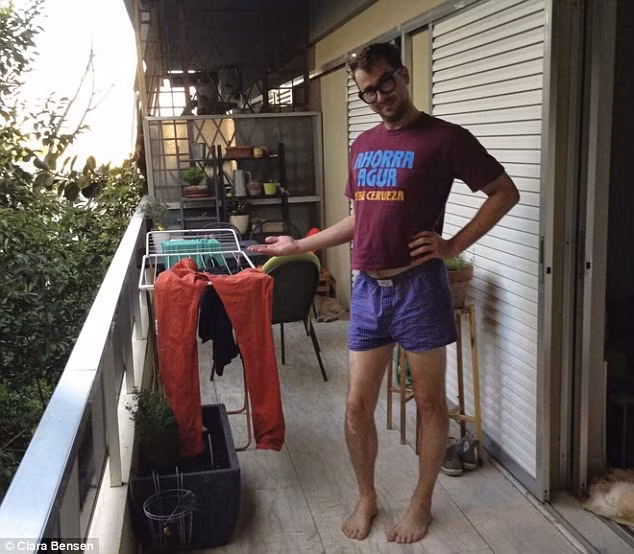 Jeff phơi quần áo để chuẩn bị cho hành trình tiếp theo.