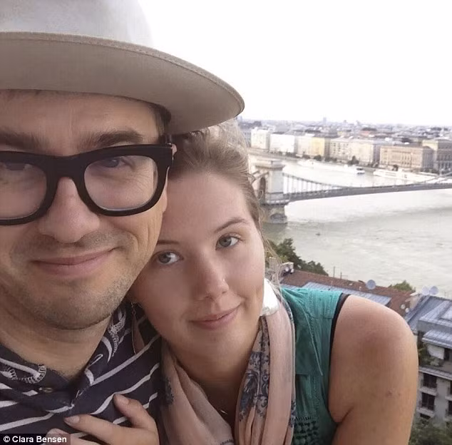 Cô Clara Bensen, 28 tuổi, quen Jeff Wilson qua một trang web hẹn hò. Chỉ sau một tháng trò chuyện qua mạng, cặp đôi người Mỹ quyết định cùng nhau đi phượt khắp châu Âu.