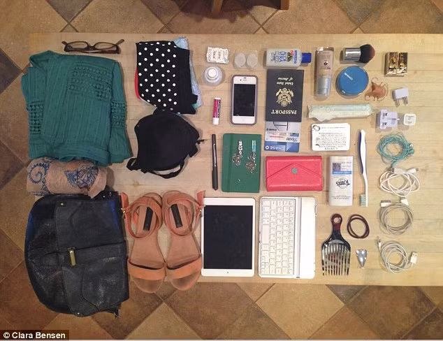 Để tiết kiệm chi phí, cặp đôi này mua vé máy bay loại rẻ nhất và chỉ mang theo những vật dụng thực sự cần thiết.