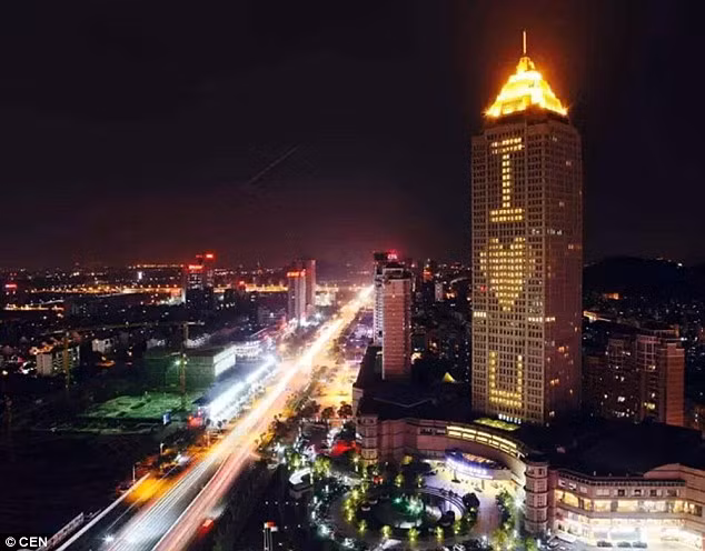 Để thể hiện tình cảm với người vợ của mình, ông Qiao đã thuê người chiếu dòng chữ “Anh yêu em” lên khách sạn sang trọng New Century ở thành phố Hàng Châu, Trung Quốc.