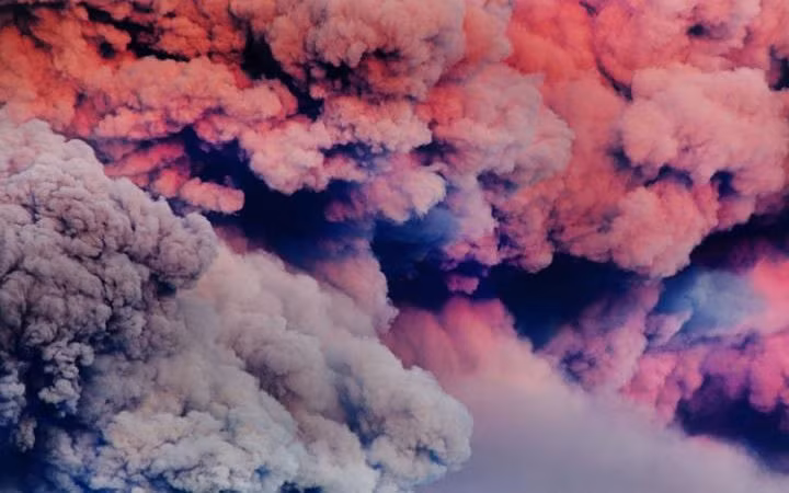 Tro bụi bốc lên mù mịt trên bầu trời. (Nguồn: Telegraph)