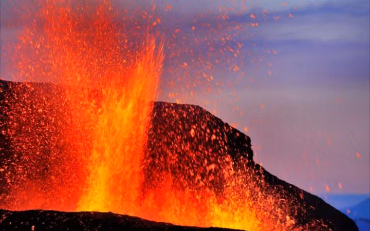 Dung nham nóng bắn tung tóe từ miệng núi lửa tạo nên khung cảnh vô cùng ngoạn mục. (Nguồn: Telegraph)