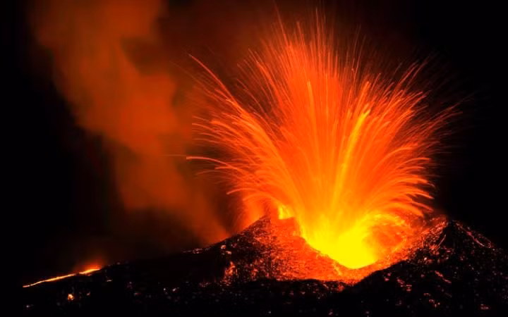 Để chụp được những khoảnh khắc ngoạn mục như thế này, Johannes thừa nhận anh phải tiếp sát tới miệng núi lửa và có lần suýt bị dung nham nóng bắn vào người. (Nguồn: Telegraph)