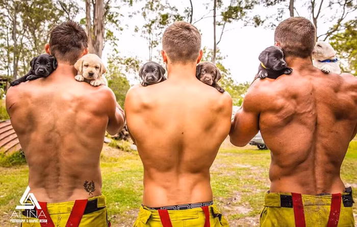 Đây thực chất là bộ ảnh của các chàng lính cứu hỏa Australia chụp cho dự án lịch “Lính cứu hỏa năm 2017” với mục đích quyên góp từ thiện.