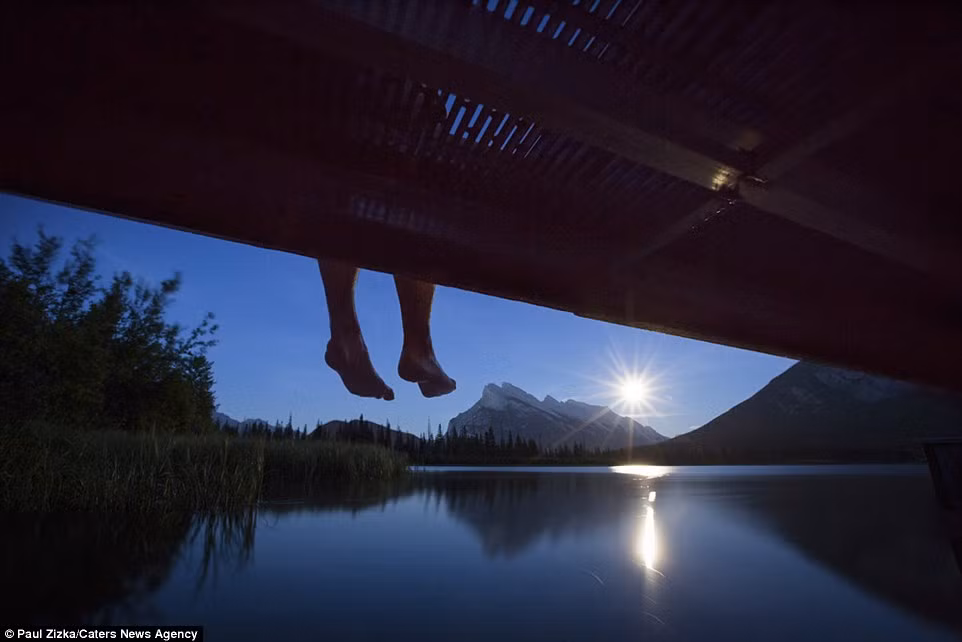 Các bức ảnh được chụp vào nhiều thời điểm khác nhau trong ngày từ bình minh cho tới khi mặt trời lặn.