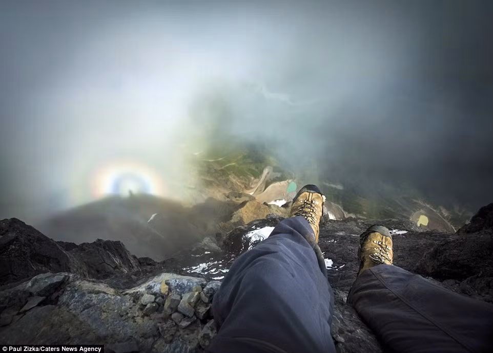 Khung cảnh hoàng hôn nhìn từ trên đỉnh núi Chephren trong vườn quốc gia Banff ở Alberta, Canada.