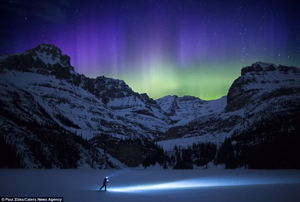 Phần lớn các bức ảnh Zizka tự chụp, trong khi một số bức ảnh anh nhờ những người qua đường chụp giúp mình.