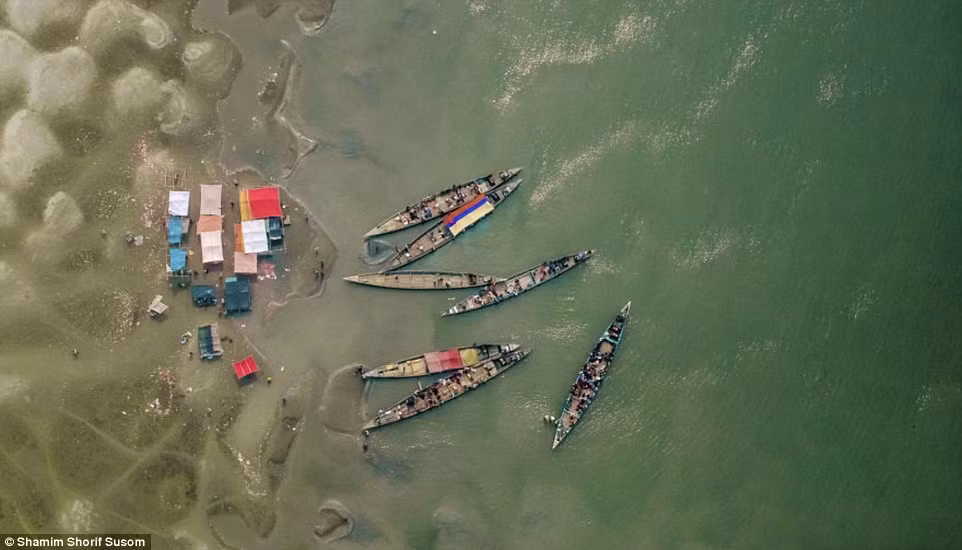 Susom lớn lên tại một ngôi làng nhỏ ở vùng ngoại ô Bangladesh trước khi chuyển tới thủ đô Dhaka và sau đó trở thành phi công.