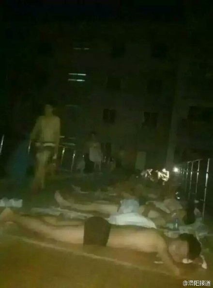 Hành lang nối giữa hai tòa nhà ký túc xá của Học viện Khoa học và Công nghệ Lạc Dương la liệt nam sinh viên nằm hóng mát. Phần lớn các sinh viên cởi trần và chỉ mặc quần soóc ngắn trong khi ngủ ngoài trời.