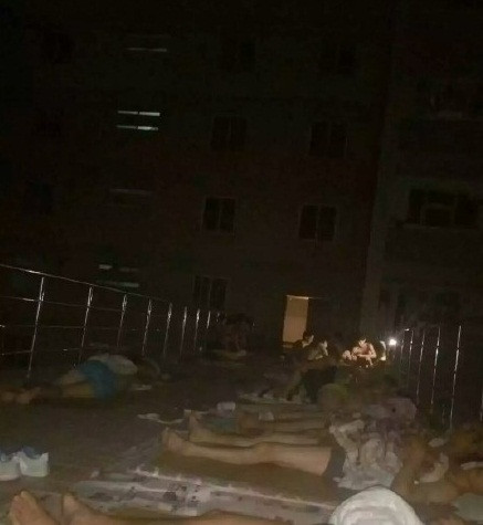 Một số sinh viên còn thắp đèn bên ngoài hành lang để ôn bài.