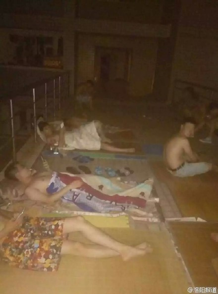 Địa điểm ngủ tránh nóng được các sinh viên lựa chọn là nóc và hành lang trên cao nối giữa hai tòa nhà ký túc xá.