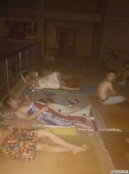 Địa điểm ngủ tránh nóng được các sinh viên lựa chọn là nóc và hành lang trên cao nối giữa hai tòa nhà ký túc xá.