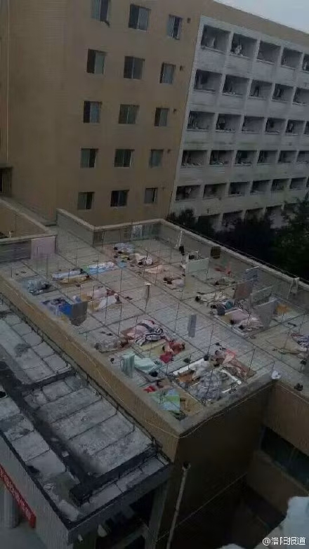 Các nam sinh viên ngủ trên nóc một tòa nhà ký túc xá tại Học viện Khoa học và Công nghệ Lạc Dương, tỉnh Hà Nam, Trung Quốc.