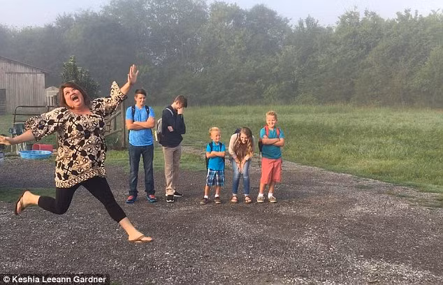 Bức ảnh ăn mừng ngày con trở lại trường của một bà mẹ đến từ bang Alabama ở Mỹ đang gây sốt trên mạng xã hội.