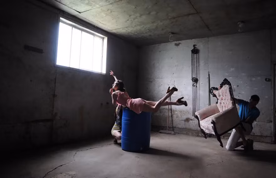  Bức ảnh hậu trường chụp cảnh cô gái và chiếc ghế bay lơ lửng trong phòng.