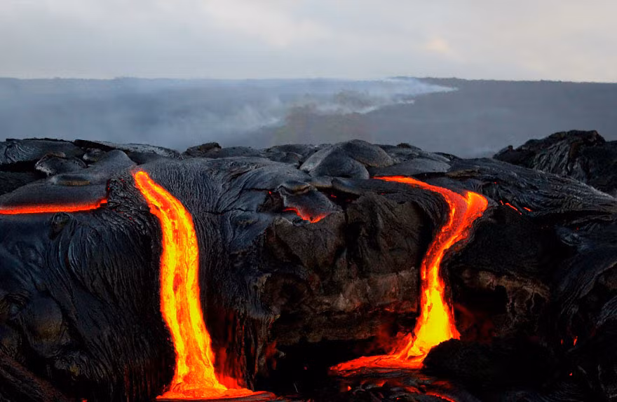 Để chụp được cận cảnh dòng dung nham nóng bỏng từ núi lửa...