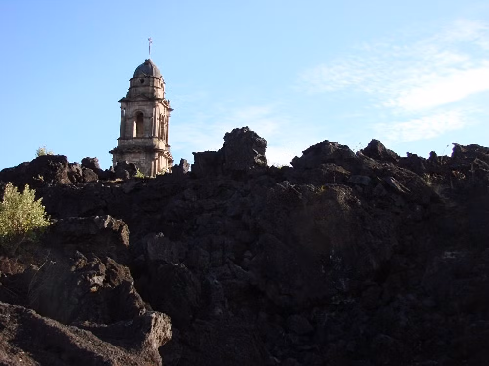 Nhà thờ hoang phế San Juan Parangaricutiro ở Mexico.