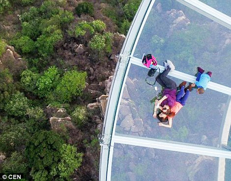 …trong khi một gia đình nằm tận hưởng cảm giác mới lạ. (Nguồn Daily Mail)