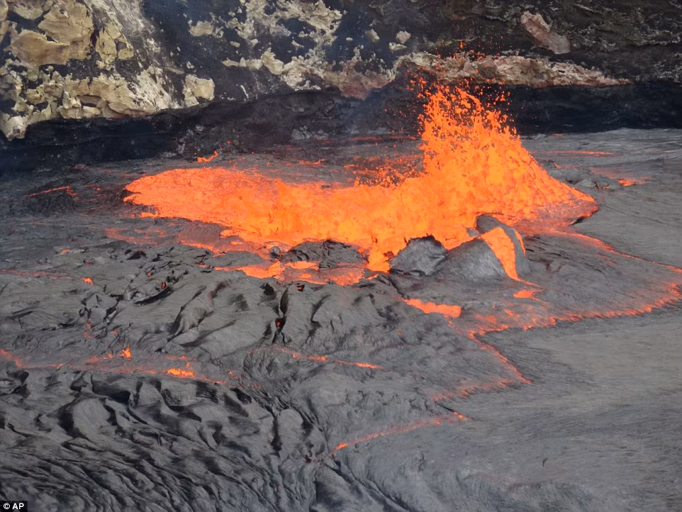 Dung nham nóng sục sôi và bắn lên tung tóe trong hồ có đường kính khoảng 5m.