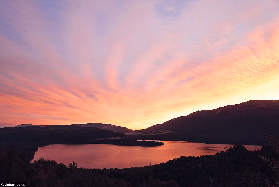 Khoảng khắc rạng đông trong vườn quốc gia hồ Nelson.