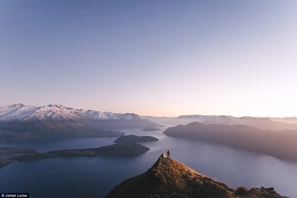 Đỉnh núi Roys giữa hồ Wanaka giúp bạn có thể dễ dàng ngắm phong cảnh hùng vĩ xung quanh.