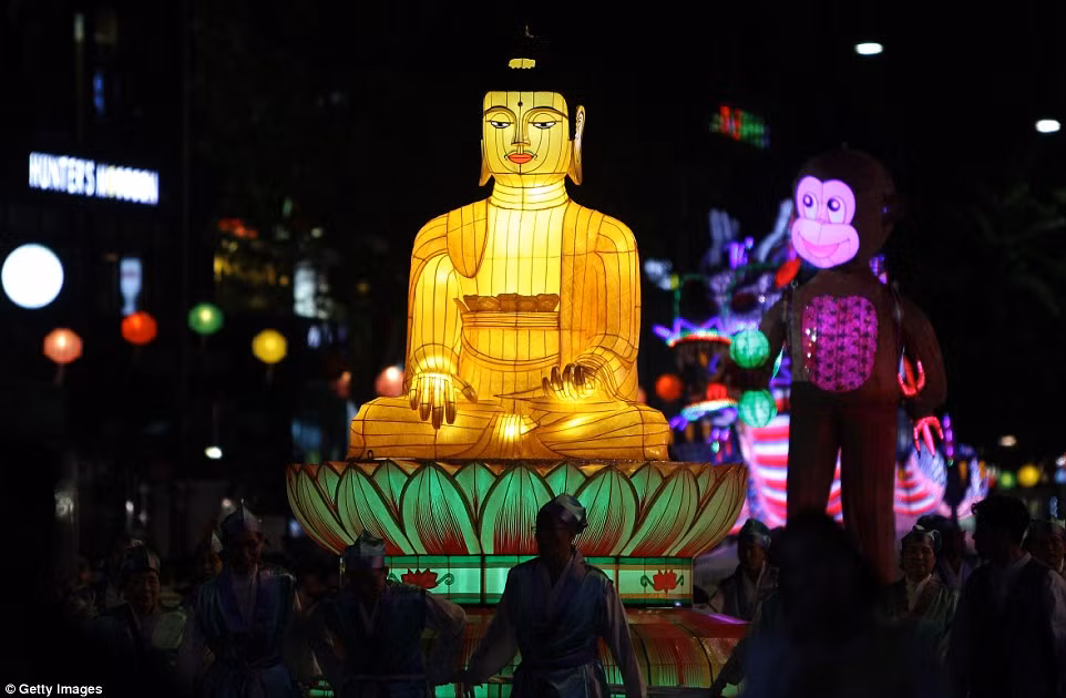 Đèn lồng hình tượng phật khổng lồ được mọi người rước trên đường phố ở Seoul. (Nguồn: Daily Mail)