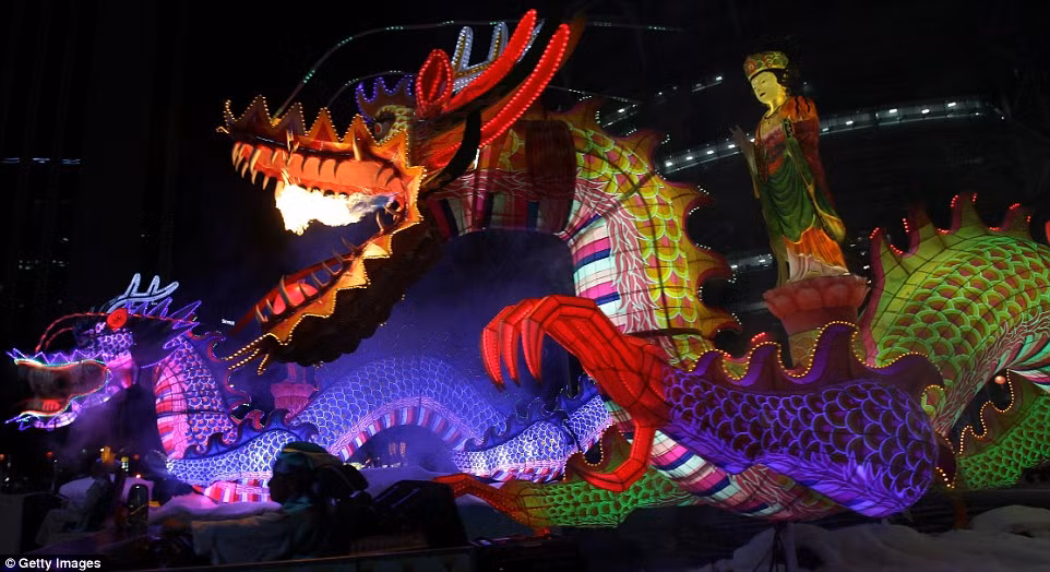 Vẻ lung linh và rực rỡ của lễ hội đèn lồng Hoa sen tại thành phố Seoul. (Nguồn: Daily Mail)