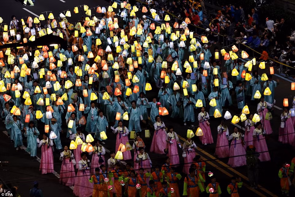 Những người tham gia rước đèn lồng mặc trang phục truyền thống của Hàn Quốc, tạo nên cạnh tượng nhiều màu sắc trong đêm tại thủ đô Seoul. (Nguồn: Daily Mail)