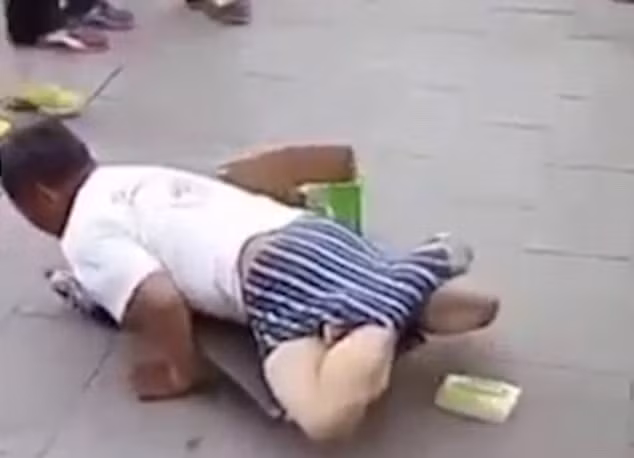 Quá xấu hổ, tên ăn xin giả mạo đã vội vàng dùng tay lết đi vì hai chân của hắn bị mắc kẹt không tài nào tháo ra được.