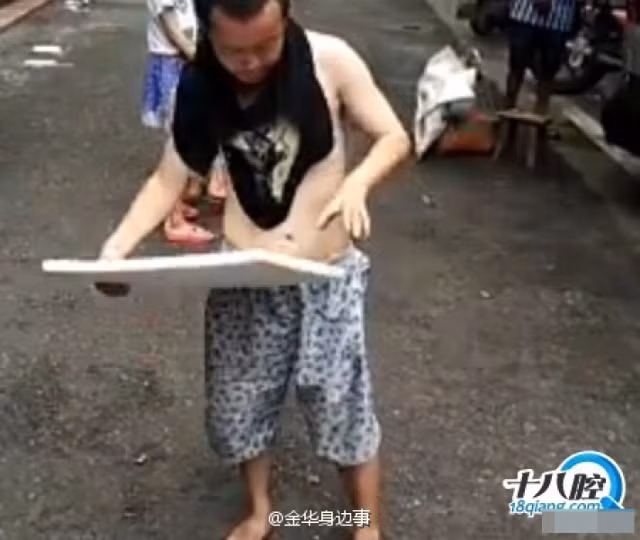 "Tôi nghĩ rằng sự cảm thông của mình dành cho những người này đang dần biến mất", một cư dân mạng viết. Trong khi đó, một người khác nổi giận: "Hãy chặt tay người này để anh ta có thể đi ăn xin".