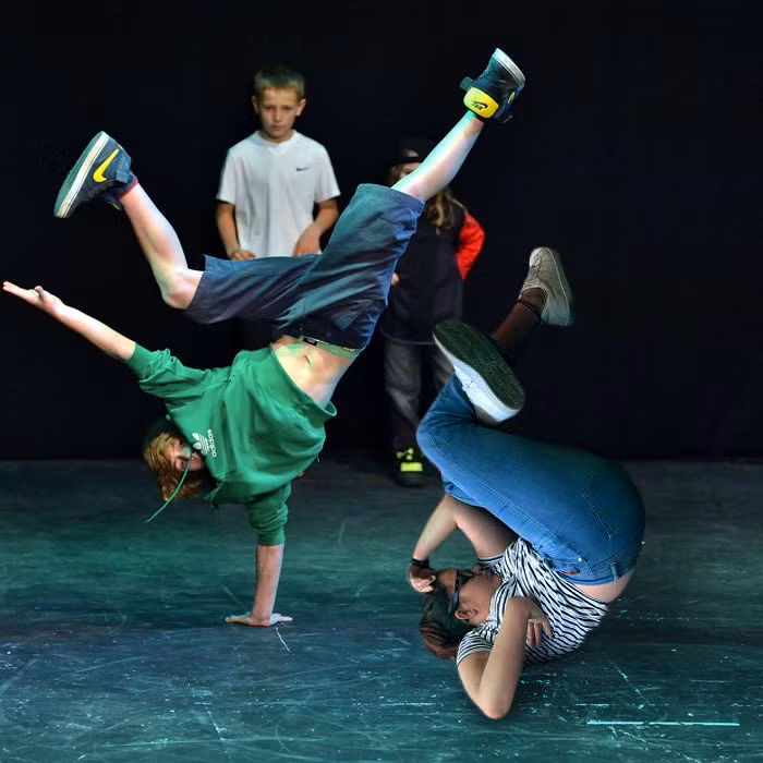 Nữ sinh đã sáng tạo một kỹ thuật nhảy mới trong khi ngủ.