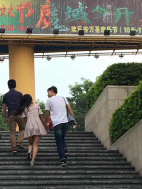 Cặp đôi nắm tay nhau hạnh phục sau khi cô gái chấp nhận lời cầu hôn của bạn trai. Tuy nhiên, cư dân mạng cho rằng đây có thể là một màn quảng cáo cho iPhone 7 hoặc nhãn hiệu nhẫn cưới Darry.