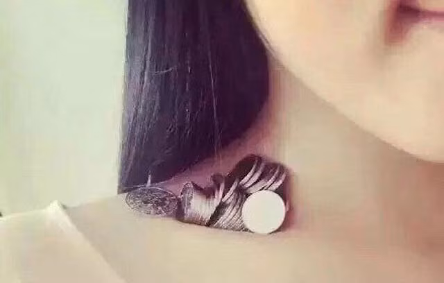 Đặt tiền xu vào hõm xương quai xanh.