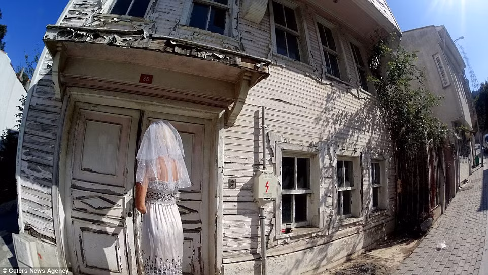 Pavlina tham quan thị trấn cổ gần bờ biển Đen ở Thổ Nhĩ Kỳ.