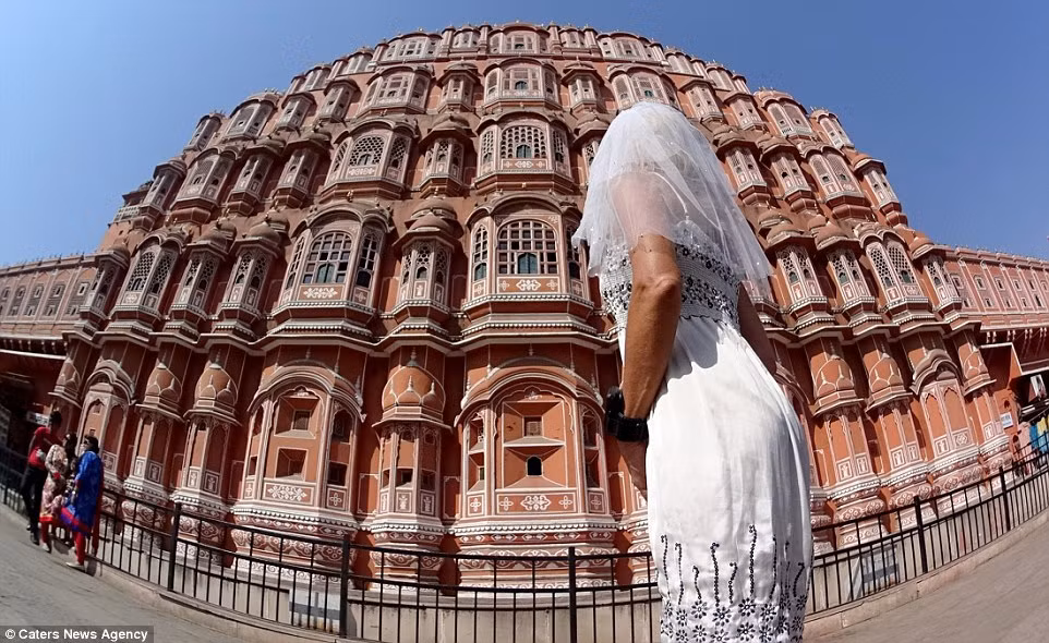 Cô cho biết đã làm quen được nhiều người bạn mới rất thú vị trong hành trình du lịch vòng quanh thế giới.