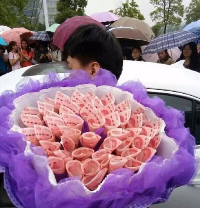 Bó hoa toàn bằng tiền mặt của chàng trai được cho là có tổng giá trị khoảng 5.000 NDT (tương đương 17 triệu đồng).